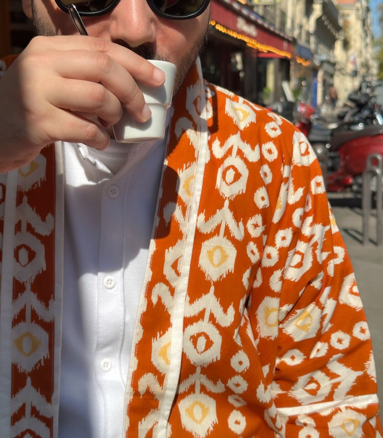 Kimono Le Madja porté en terrasse